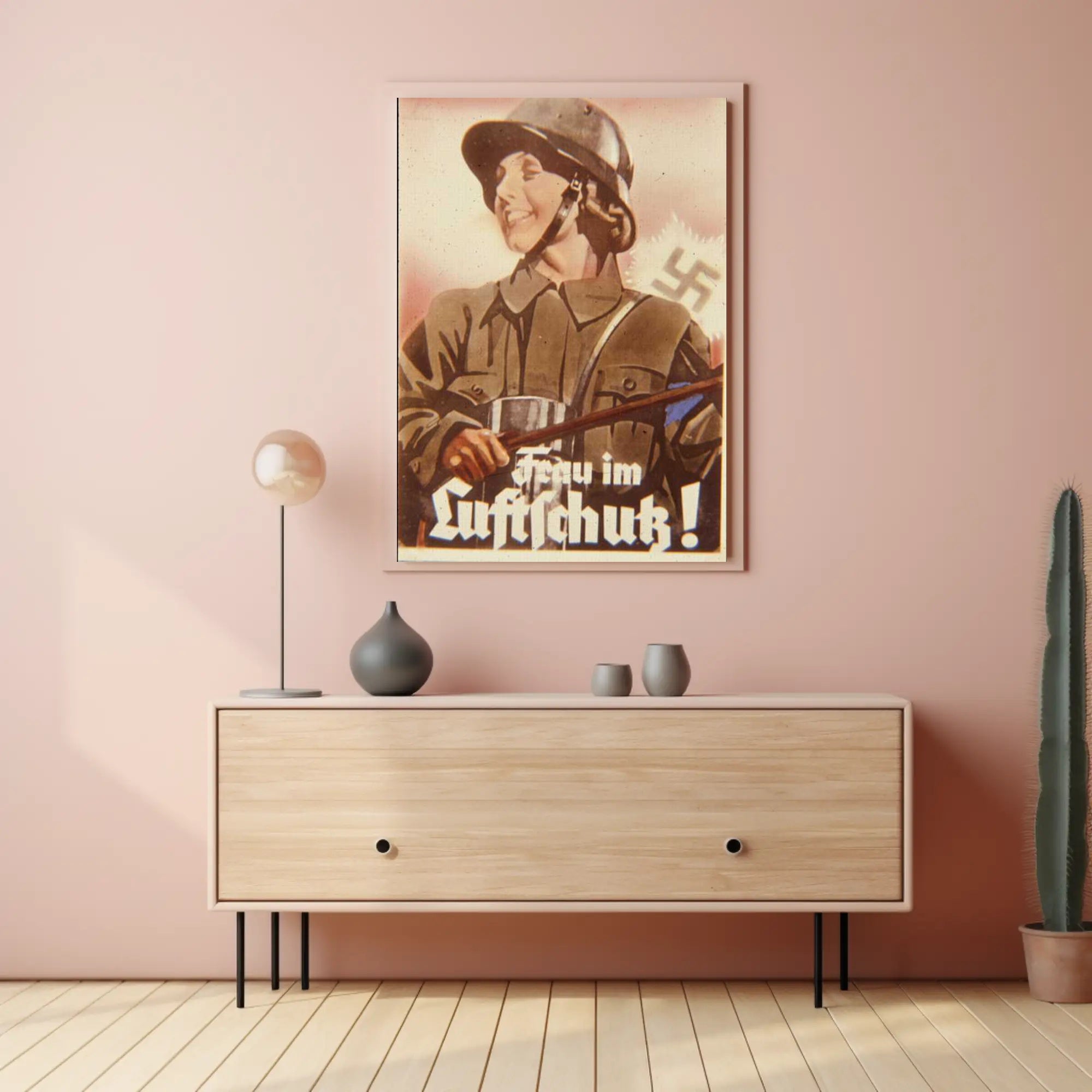Frau im Luftschutz Poster PosterGoat